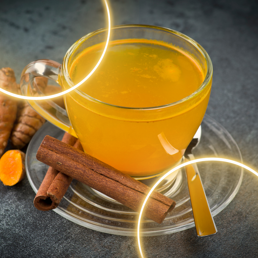 Una taza de té de cúrcuma caliente con canela, mostrando un vibrante color dorado, destacando los beneficios antioxidantes y antiinflamatorios de la cúrcuma