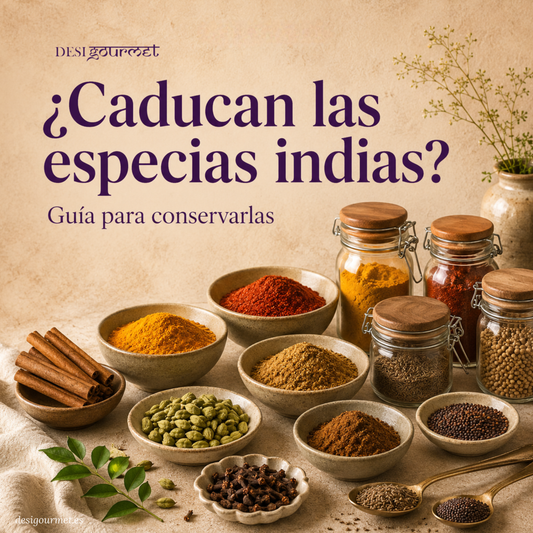 Tarros y cuencos con coloridas especias indias, como cúrcuma, chile en polvo, comino, cardamomo, canela, clavo y hojas de laurel, sobre un fondo beige cálido.